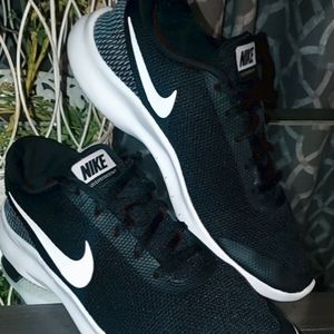 Nike Size 9 Black and White FB Marketplace